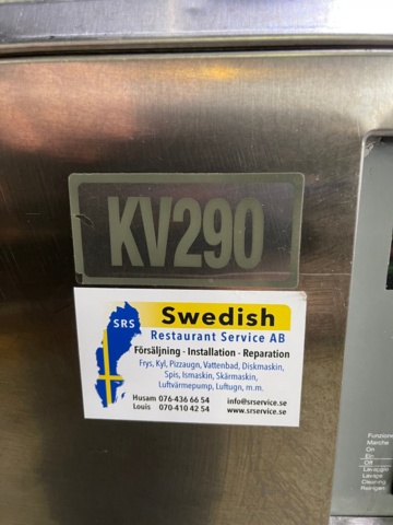 897885-4 Large water-cooled ice machine Pokka KV290 with associated ice bin. 270 kg/day