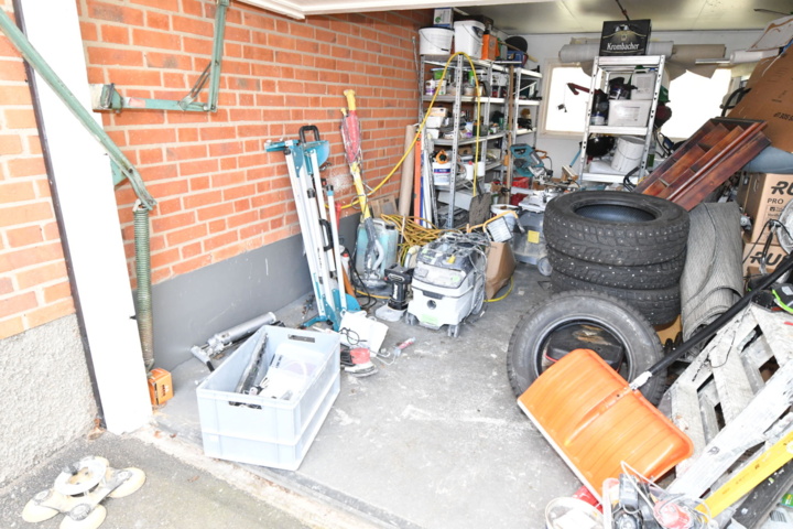 1019984-1 Lots of machinery and painting equipment