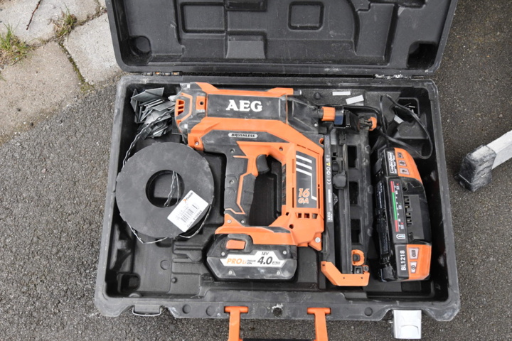 1019984-2 Lots of machinery and painting equipment