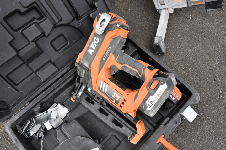 1019984-3 Lots of machinery and painting equipment