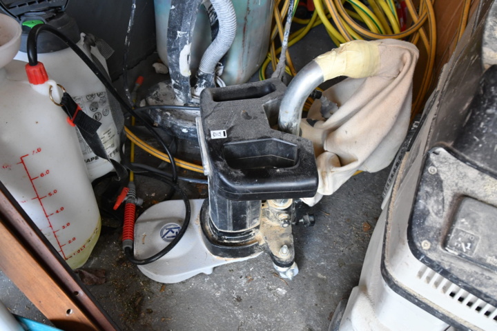 1019984-5 Lots of machinery and painting equipment