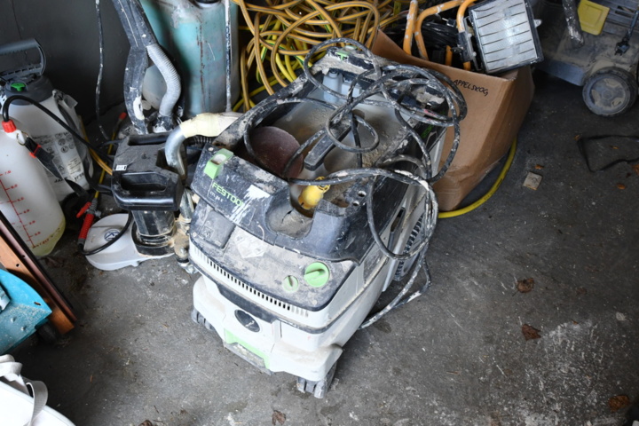 1019984-6 Lots of machinery and painting equipment