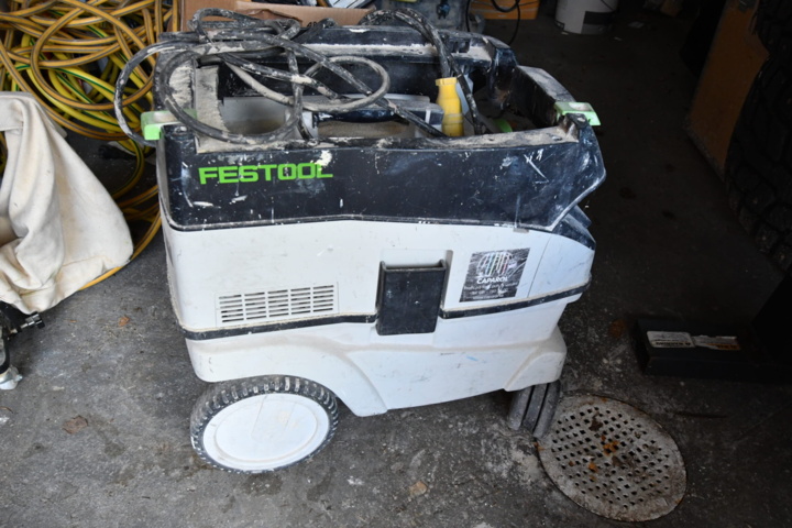 1019984-7 Lots of machinery and painting equipment