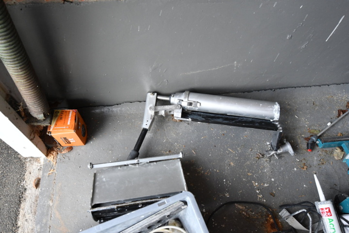 1019984-8 Lots of machinery and painting equipment