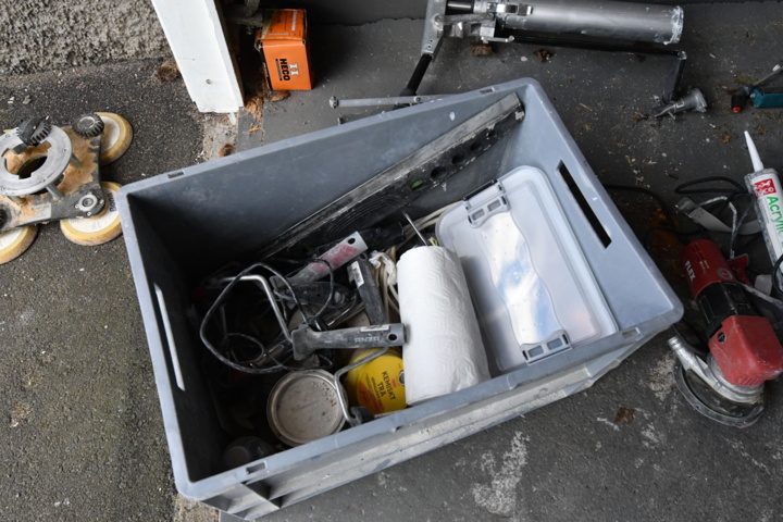 1019984-9 Lots of machinery and painting equipment