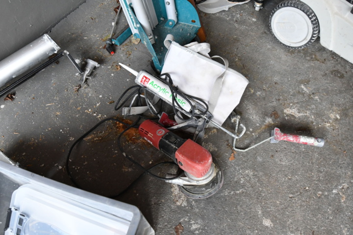 1019984-10 Lots of machinery and painting equipment