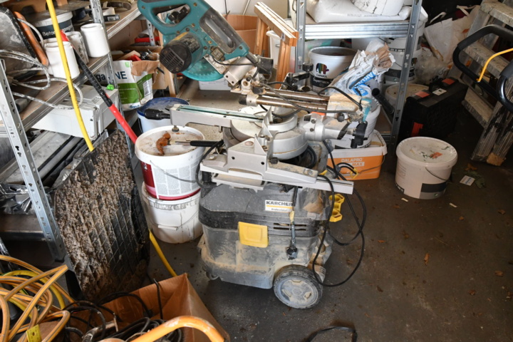 1019984-12 Lots of machinery and painting equipment