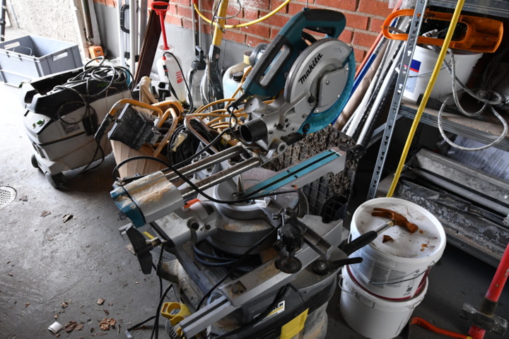 1019984-13 Lots of machinery and painting equipment