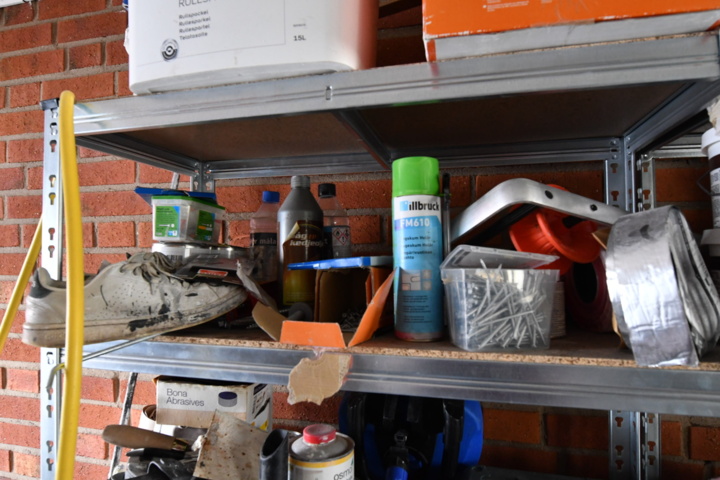 1019984-15 Lots of machinery and painting equipment