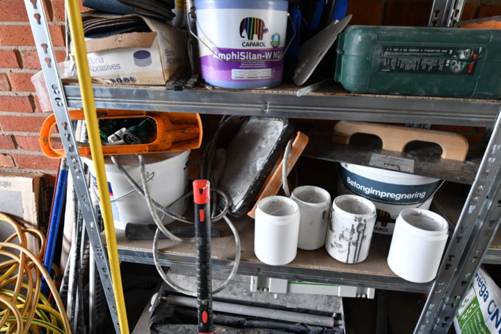 1019984-17 Lots of machinery and painting equipment