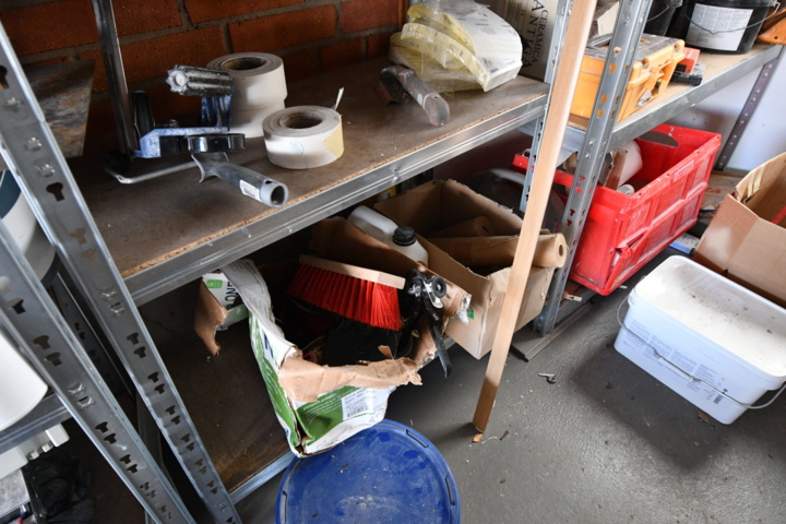 1019984-18 Lots of machinery and painting equipment