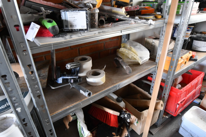 1019984-19 Lots of machinery and painting equipment