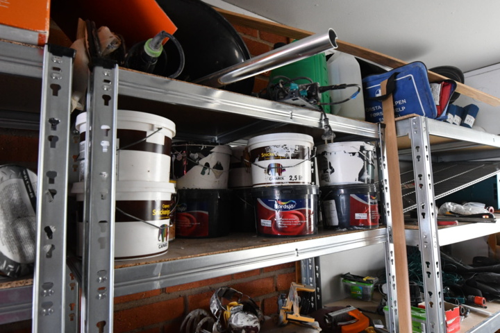 1019984-21 Lots of machinery and painting equipment