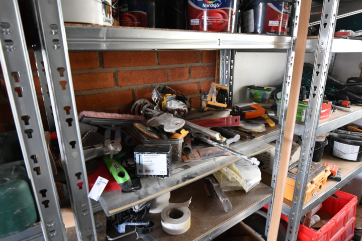 1019984-20 Lots of machinery and painting equipment