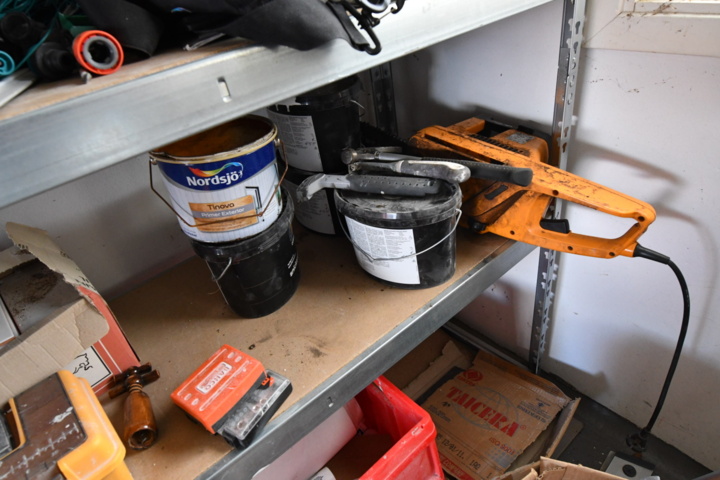 1019984-22 Lots of machinery and painting equipment