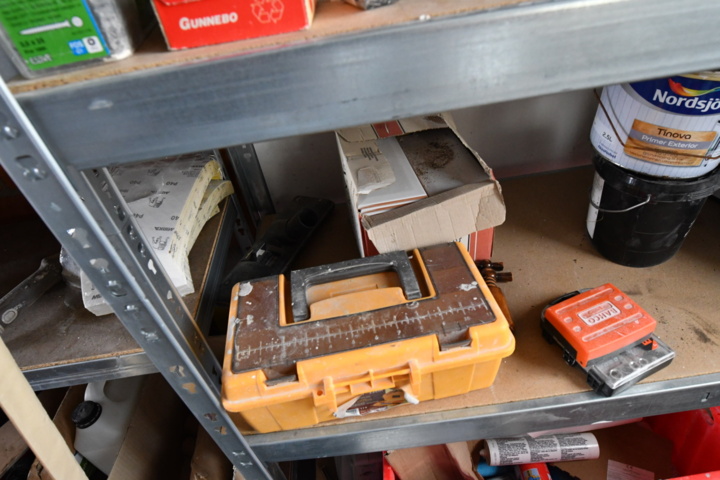 1019984-23 Lots of machinery and painting equipment