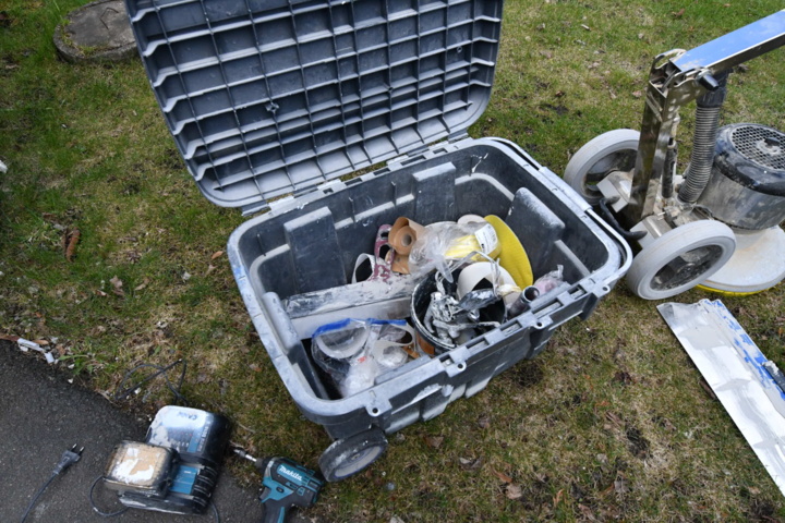 1019984-32 Lots of machinery and painting equipment