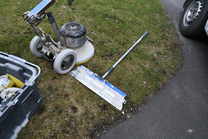 1019984-33 Lots of machinery and painting equipment