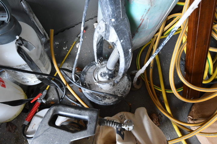 1019984-35 Lots of machinery and painting equipment