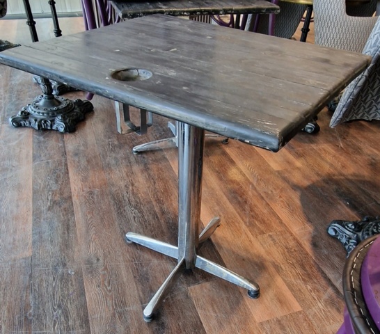 1015562-7 2 tables and 4 chairs