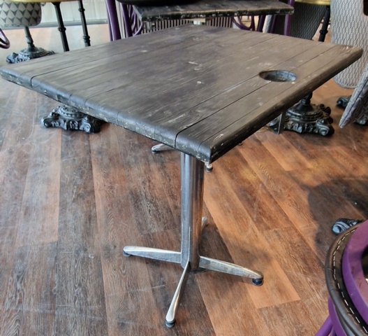 1015562-9 2 tables and 4 chairs