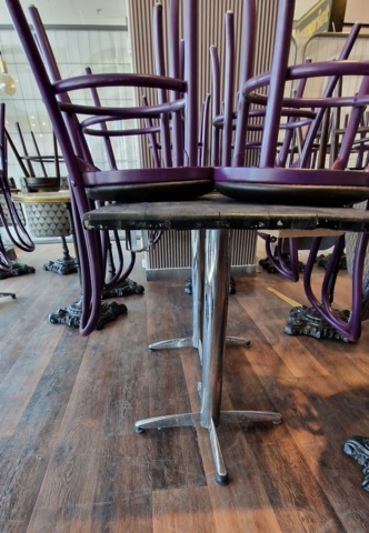 1015562-1 2 tables and 4 chairs