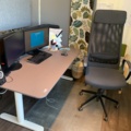 992874-1 Office furniture: electric adjustable desk, office chair, computer with 2 screens