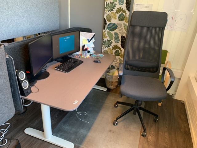 992874-1 Office furniture: electric adjustable desk, office chair, computer with 2 screens