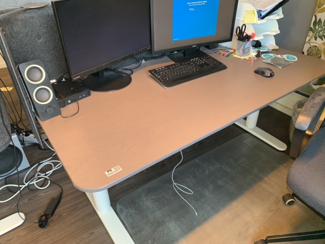 992874-2 Office furniture: electric adjustable desk, office chair, computer with 2 screens