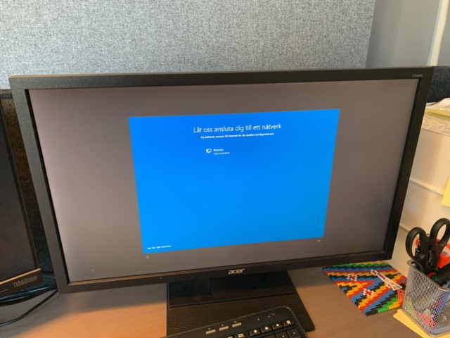 992874-7 Office furniture: electric adjustable desk, office chair, computer with 2 screens