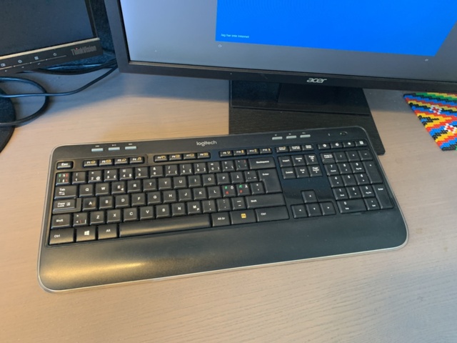 992874-8 Office furniture: electric adjustable desk, office chair, computer with 2 screens