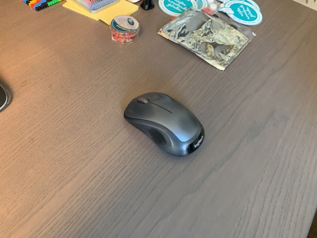 992874-9 Office furniture: electric adjustable desk, office chair, computer with 2 screens