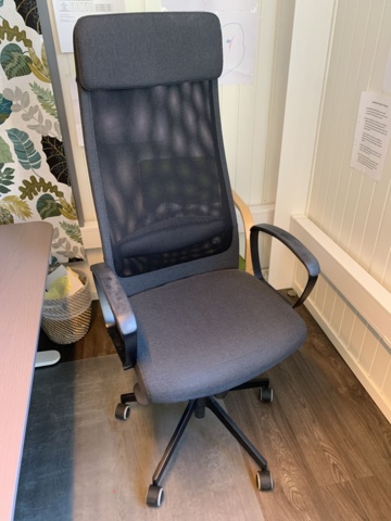 992874-10 Office furniture: electric adjustable desk, office chair, computer with 2 screens