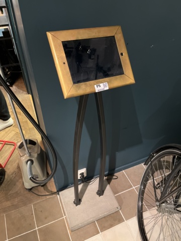 963208-1 Tablet på stativ