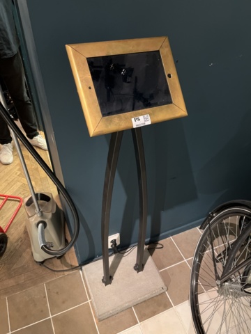 963208-2 Tablet på stativ