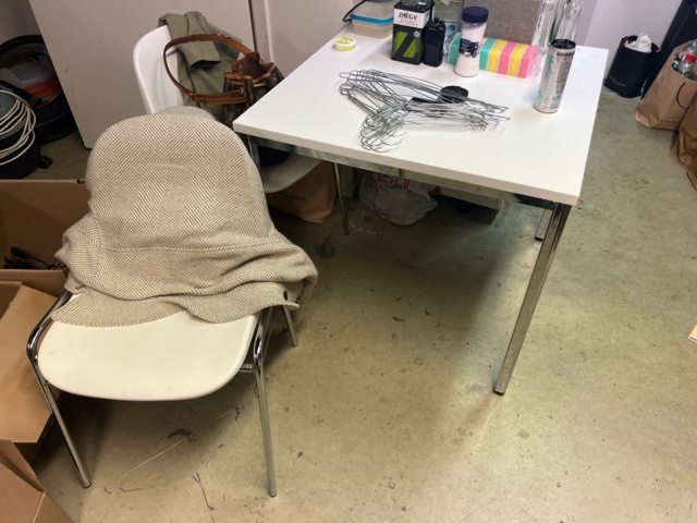 981061-3 Kitchen table with chairs, coffee maker and queue utensils