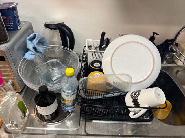 981061-5 Kitchen table with chairs, coffee maker and queue utensils