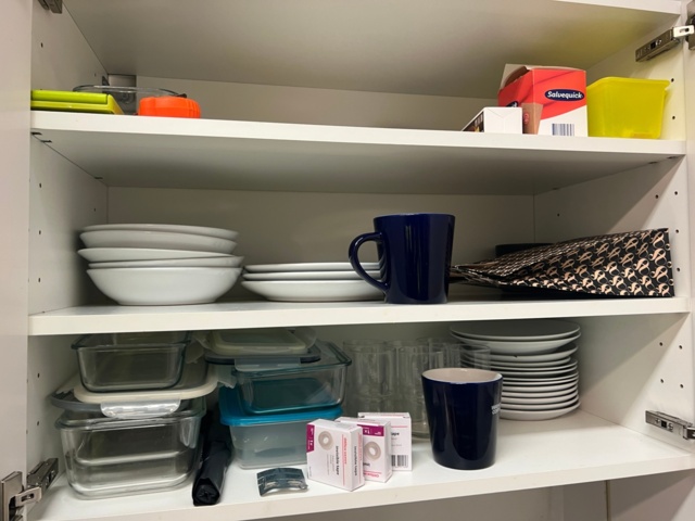 981061-4 Kitchen table with chairs, coffee maker and queue utensils