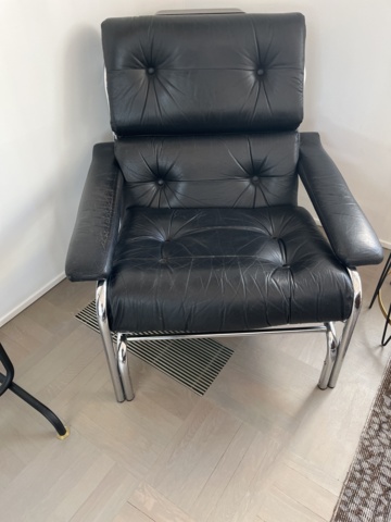 990269-3 All furniture in the room