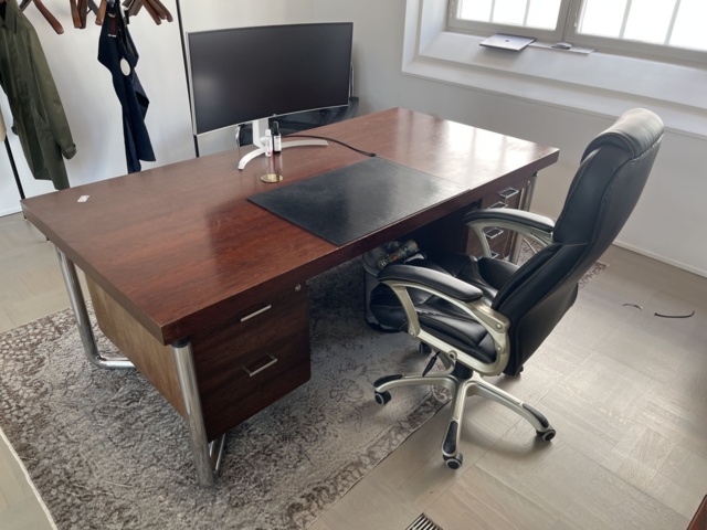 990269-2 All furniture in the room