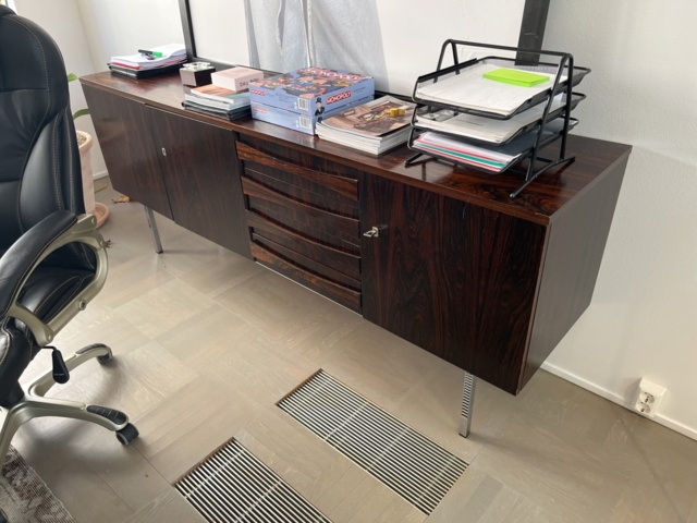 990269-7 All furniture in the room