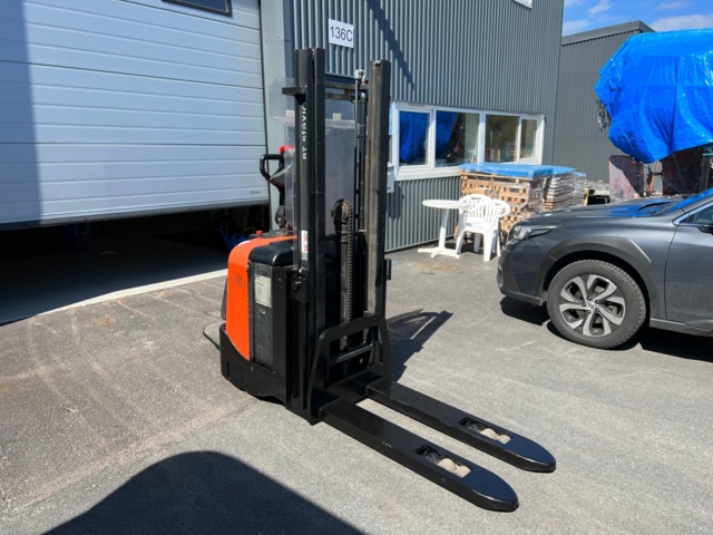 Truck BT SPE125L Led Stacker - 2011 - PS Auction - We value the future ...