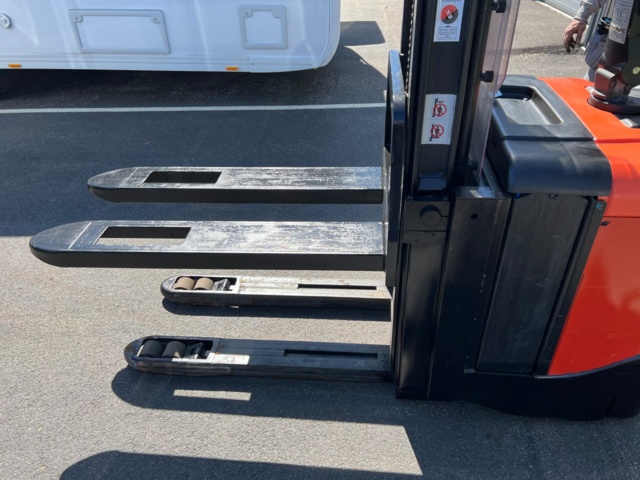 704113-11 Truck BT SPE125L Led Stacker - 2011