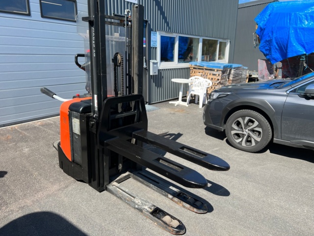 704113-12 Truck BT SPE125L Led Stacker - 2011