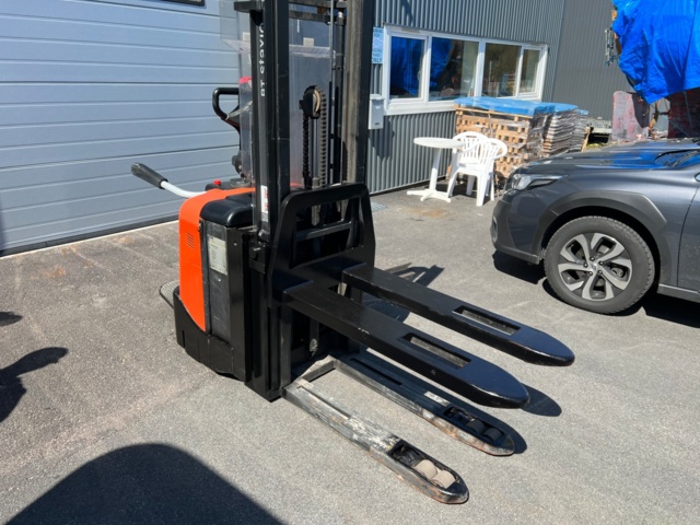 704113-13 Truck BT SPE125L Led Stacker - 2011