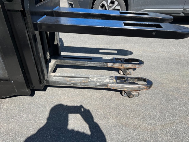 704113-16 Truck BT SPE125L Led Stacker - 2011