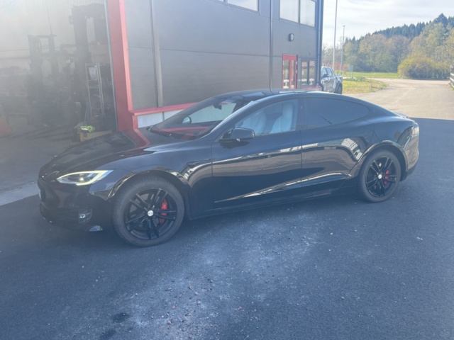 984329-2 Tesla Model S Performance - 2020