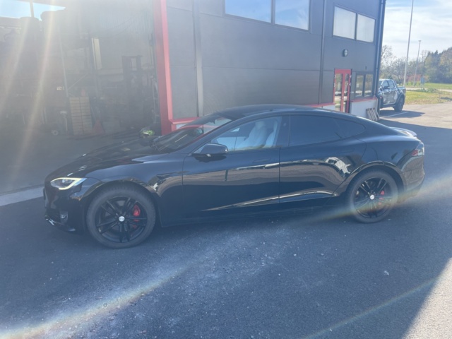 984329-3 Tesla Model S Performance - 2020