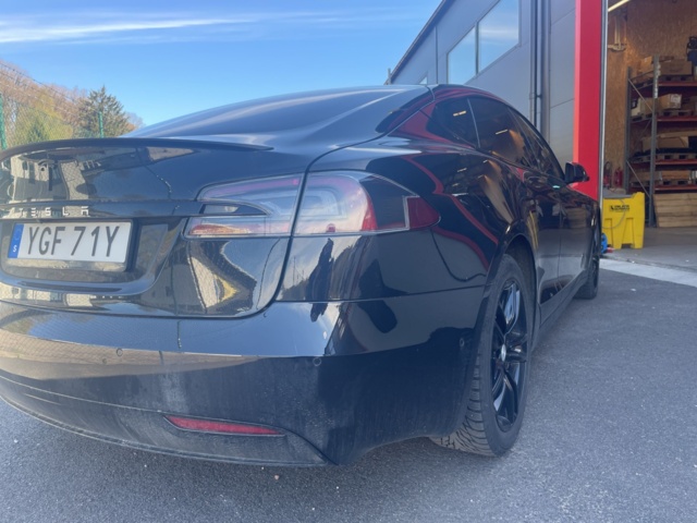 984329-12 Tesla Model S Performance - 2020