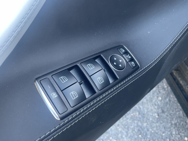 984329-23 Tesla Model S Performance - 2020